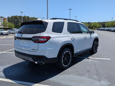 New 2026 Honda Pilot Touring image 3