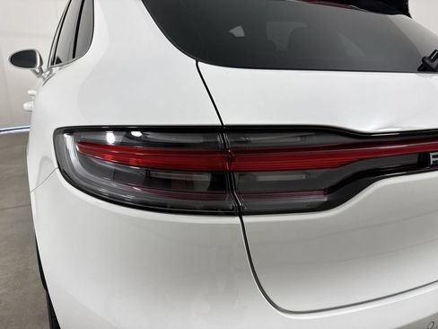 Certified 2025 Porsche Macan AWD/4WD image 18