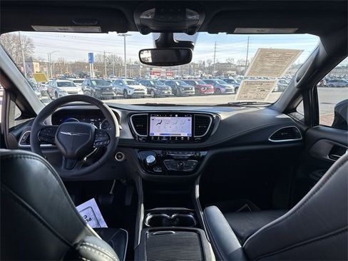 Used 2023 Chrysler Pacifica Limited w/ S Appearance Package image 11