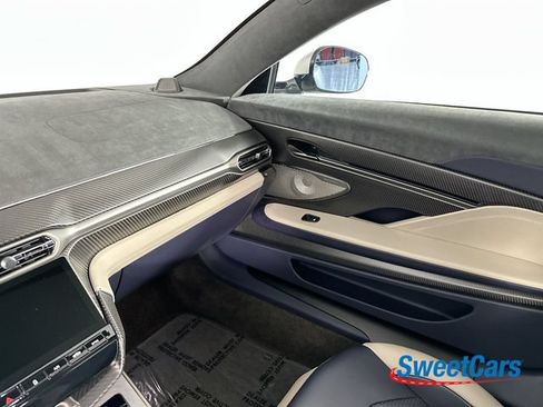 Used 2025 Aston Martin Vanquish RWD image 30