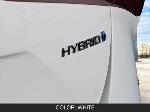 Used 2022 Toyota Prius LE image 12