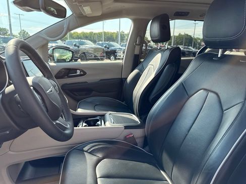 Used 2023 Chrysler Pacifica Limited AWD/4WD image 45