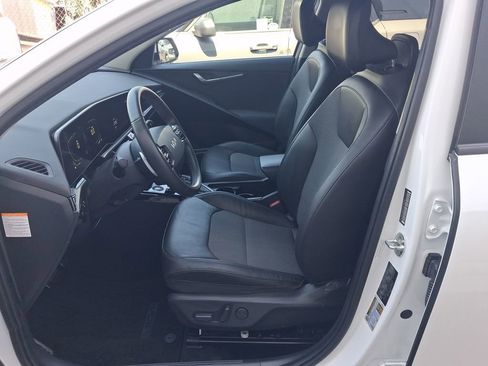 Used 2023 Kia Niro EX Touring image 4