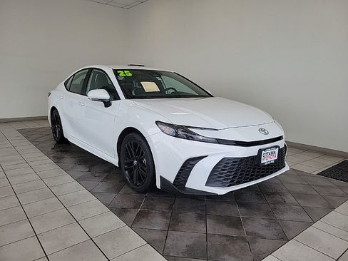Used 2025 Toyota Camry SE FWD image 1