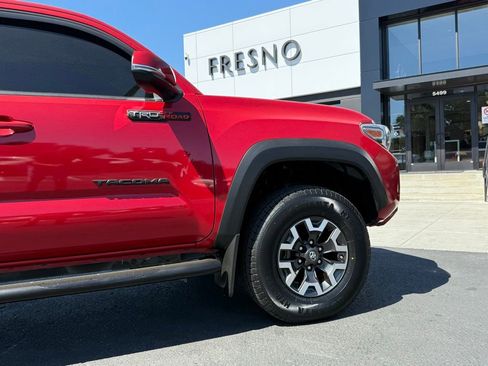 Used 2017 Toyota Tacoma TRD Off-Road AWD/4WD image 11