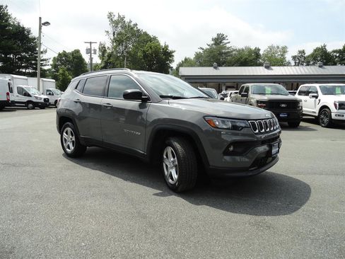 Used 2023 Jeep Compass Latitude image 3