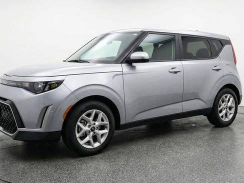 Used 2025 Kia Soul LX w/ LX Technology Package image 3