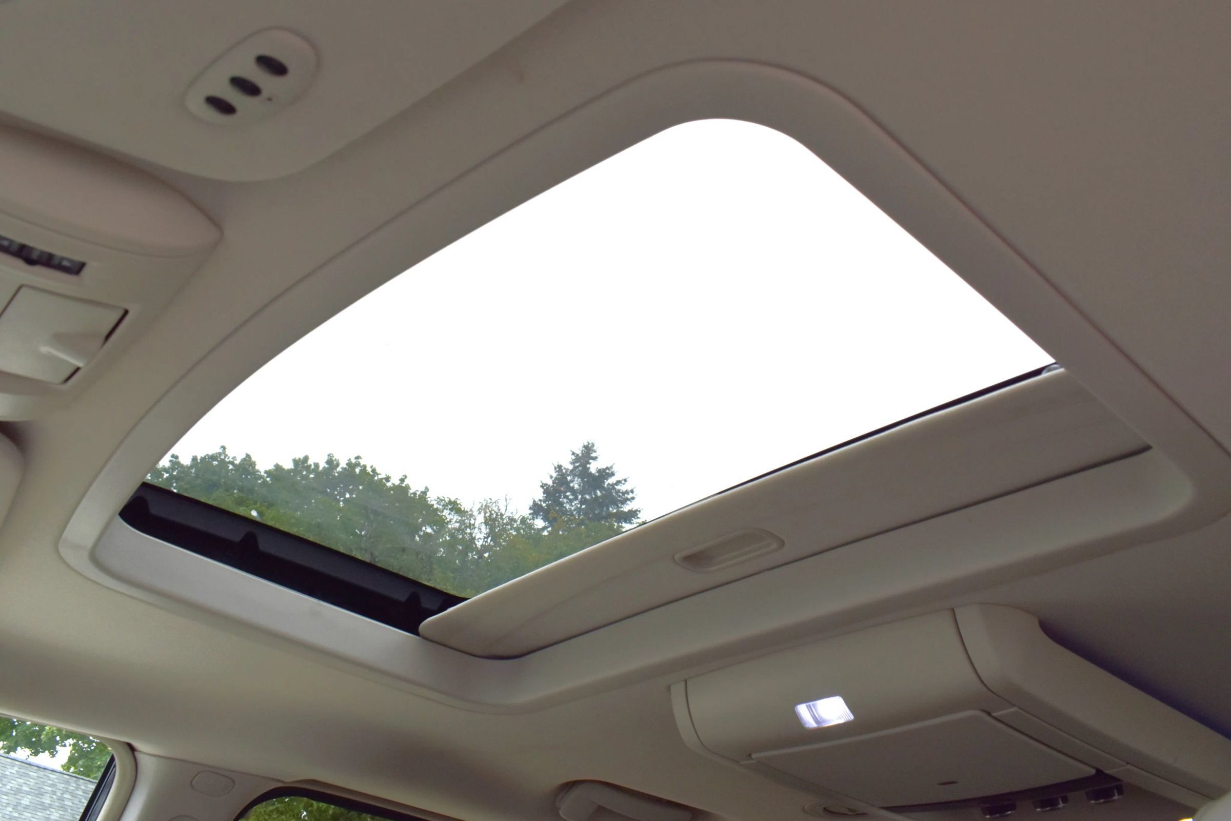 Used 2014 Chrysler Town & Country Limited w/ Luxury Group FWD image 12