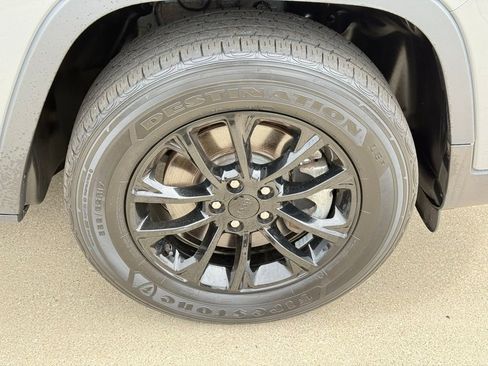 Used 2023 Jeep Cherokee Altitude Lux AWD/4WD image 11