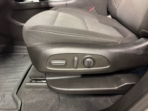 Used 2022 Chevrolet Traverse LT FWD image 25
