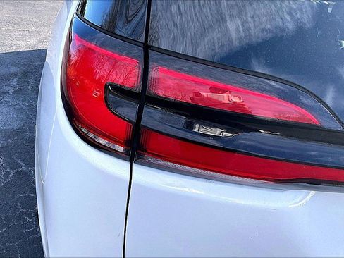 Used 2024 Chrysler Pacifica Limited FWD image 32