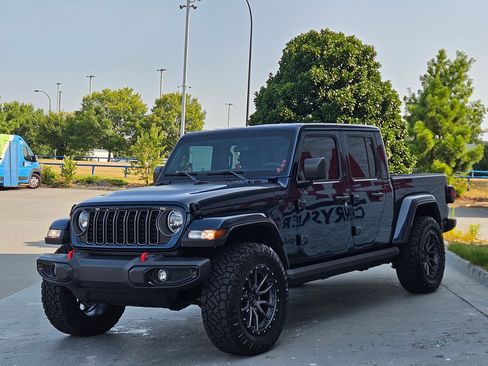 Used 2025 Jeep Gladiator Sport AWD/4WD image 3