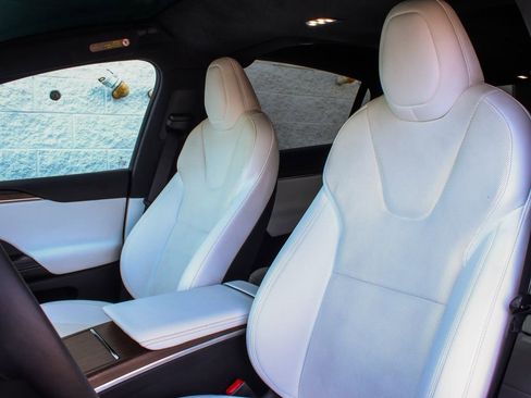 Used 2022 Tesla Model X image 28