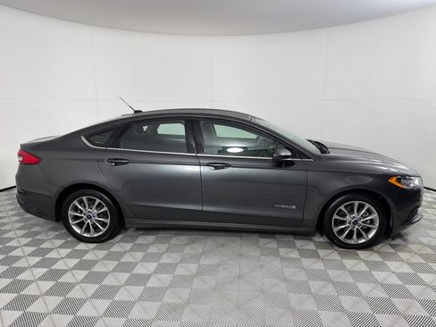 Used 2017 Ford Fusion SE image 4