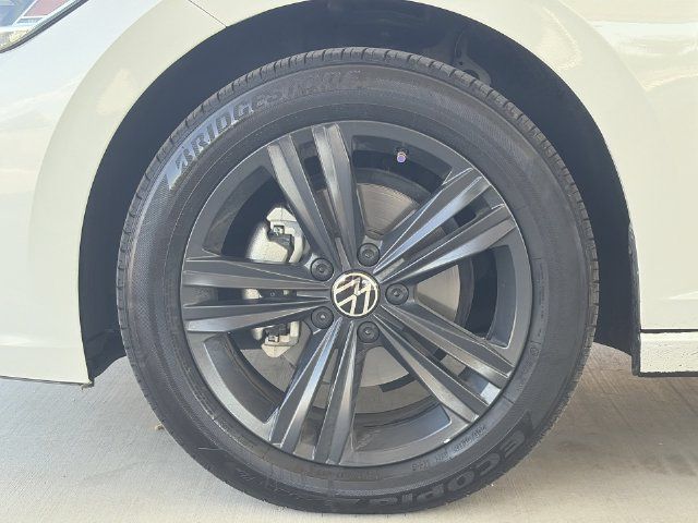 Used 2024 Volkswagen Jetta SE w/ Panoramic Sunroof Package FWD image 31