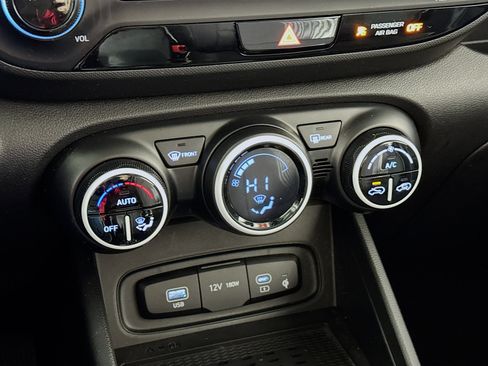 Used 2023 Hyundai Venue Limited image 18