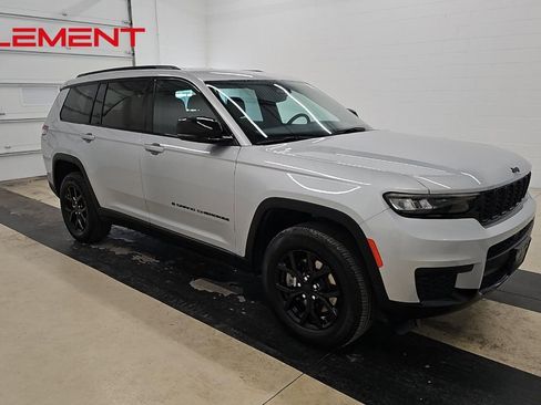 Used 2024 Jeep Grand Cherokee L Laredo image 3