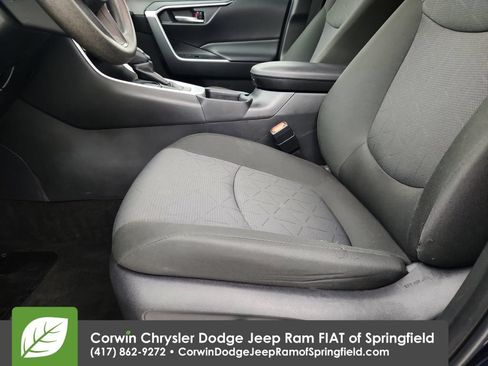 Used 2025 Toyota RAV4 XLE AWD/4WD image 19