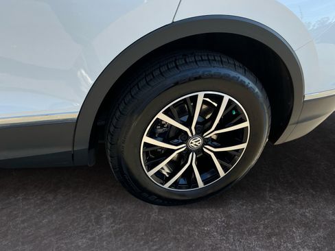 Used 2021 Volkswagen Tiguan SE w/ Panoramic Sunroof Package image 9