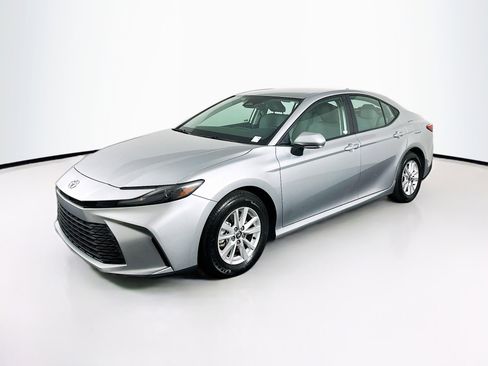 Used 2025 Toyota Camry LE image 3