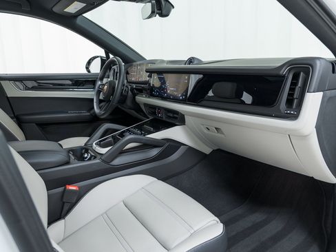 Used 2025 Porsche Cayenne S image 24