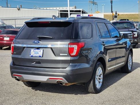 Used 2016 Ford Explorer XLT w/ Equipment Group 202A image 5