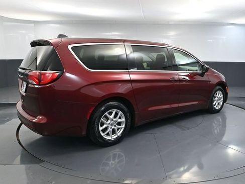 Used 2021 Chrysler Voyager LX image 5