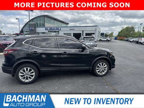 Used 2020 Nissan Rogue Sport SV image 2