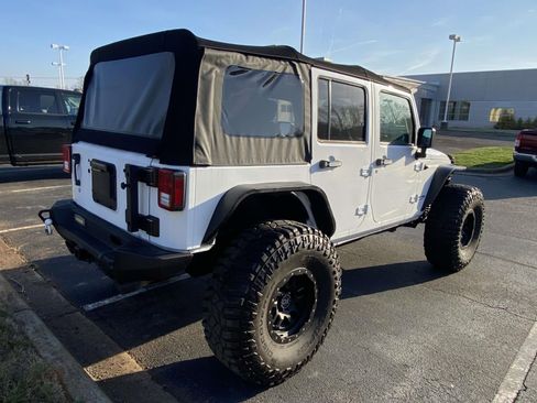 Used 2018 Jeep Wrangler Unlimited Rubicon w/ Connectivity Group image 7