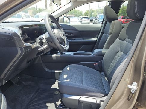 Used 2025 Nissan Kicks SV w/ SV Premium Package FWD image 3