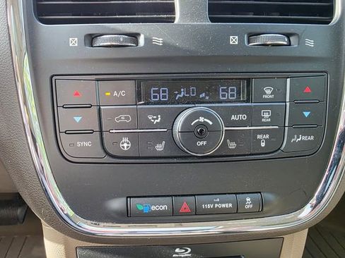 Used 2015 Chrysler Town & Country Limited Platinum image 22