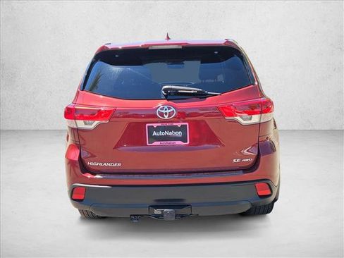 Used 2017 Toyota Highlander SE AWD/4WD image 6