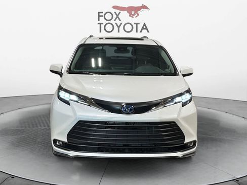 Used 2025 Toyota Sienna XLE w/ XLE Plus Package image 9