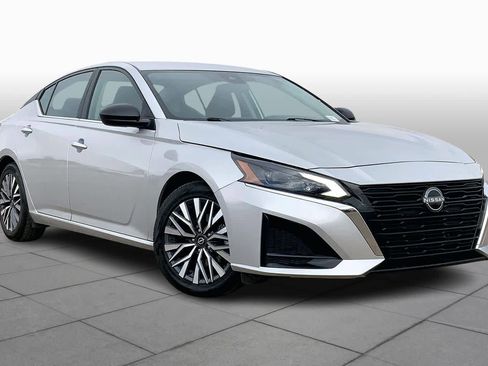 Used 2024 Nissan Altima 2.5 SV image 2