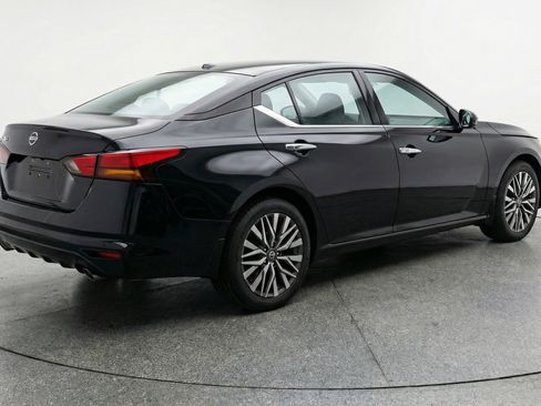 Used 2025 Nissan Altima 2.5 SV FWD image 9