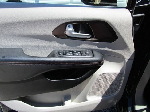Used 2017 Chrysler Pacifica Touring-L FWD image 9