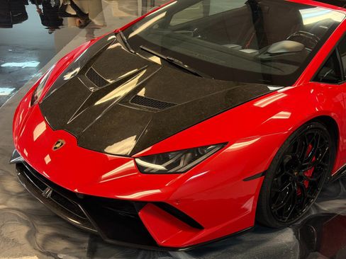 Used 2018 Lamborghini Huracan Performante AWD/4WD image 4