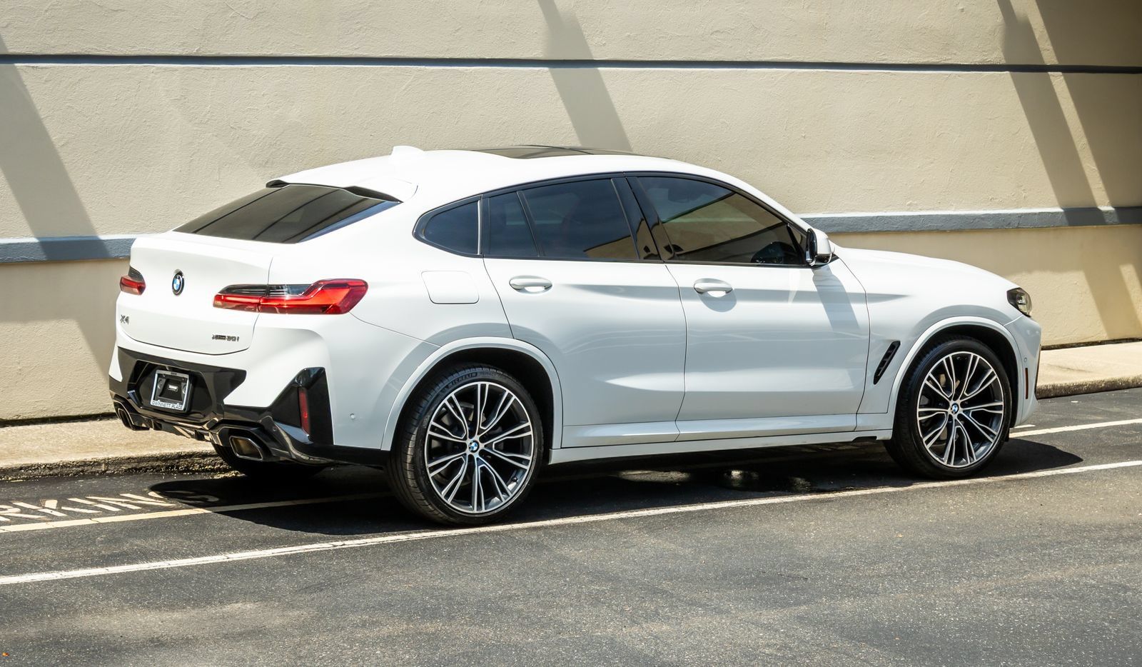 Used 2023 BMW X4 xDrive30i w/ M Sport Package AWD/4WD image 8
