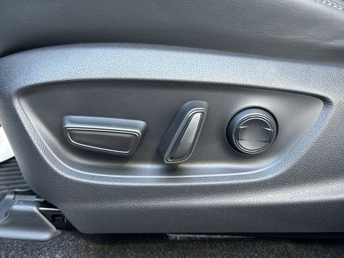 Certified 2025 Toyota Crown Signia image 15