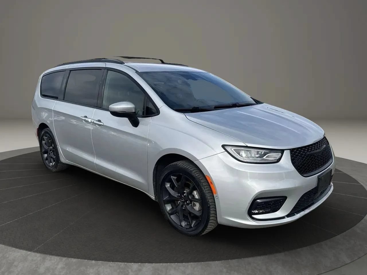 Used 2023 Chrysler Pacifica Touring-L w/ S Appearance Package AWD/4WD image 2