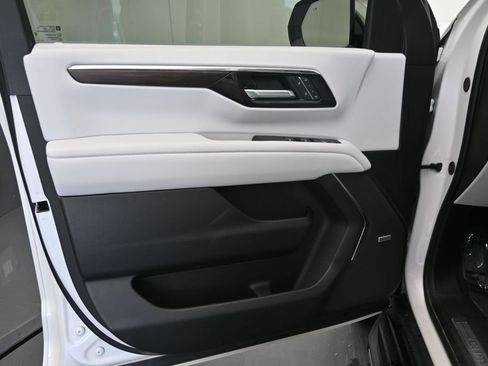 Used 2025 Chevrolet Tahoe Premier AWD/4WD image 19
