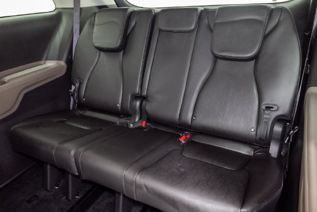 Used 2025 Kia Carnival FWD image 26