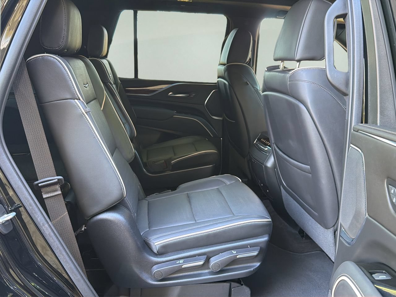 Used 2022 Cadillac Escalade Premium Luxury AWD/4WD image 20