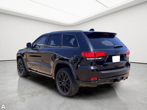 Certified 2022 Jeep Grand Cherokee Laredo X AWD/4WD image 4