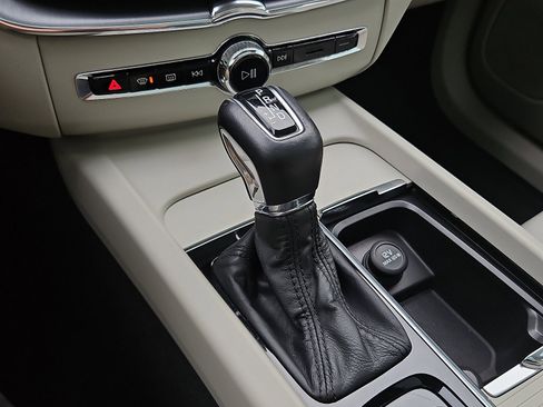 Used 2020 Volvo XC60 T6 Momentum w/ Protection Package Premier image 15