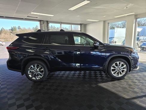 New 2026 Toyota Highlander Limited image 2