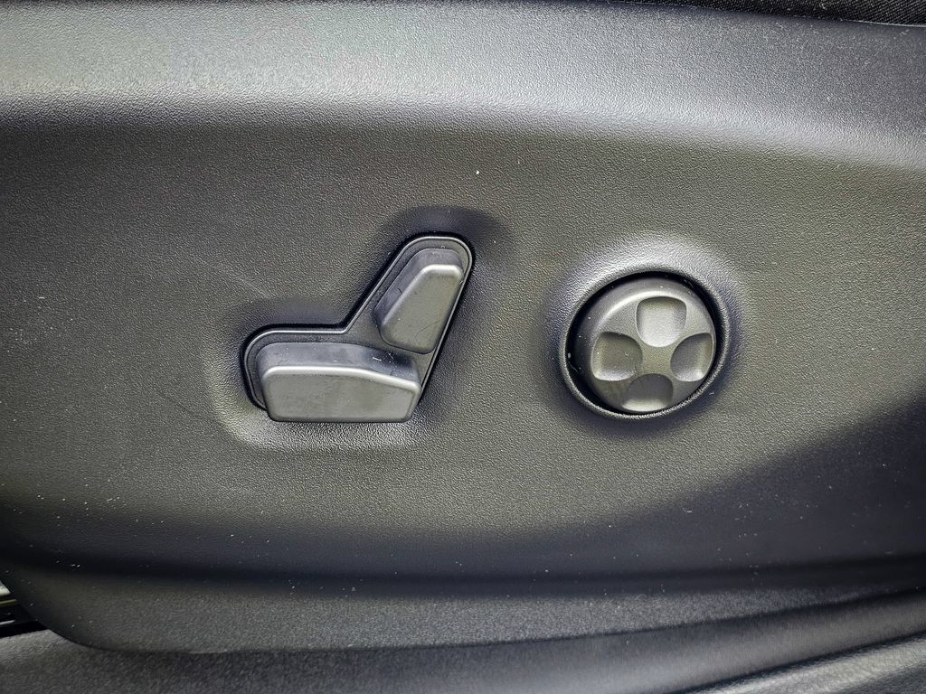 New 2027 Chrysler Pacifica Select AWD/4WD image 16