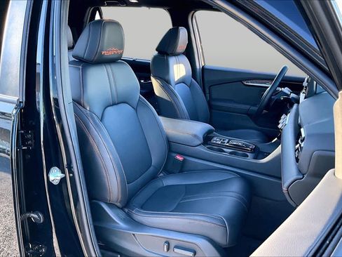 Used 2025 Honda Pilot TrailSport image 8