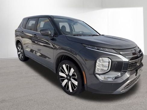 Used 2025 Mitsubishi Outlander SE image 13