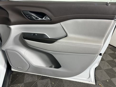 Used 2023 GMC Acadia SLT image 44